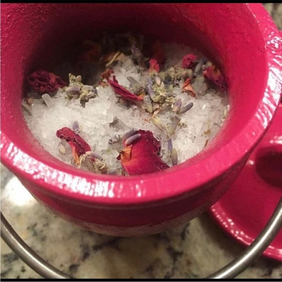 NEW Hot Pink Cast Iron
Mini Cauldron - Picture 5 of 5